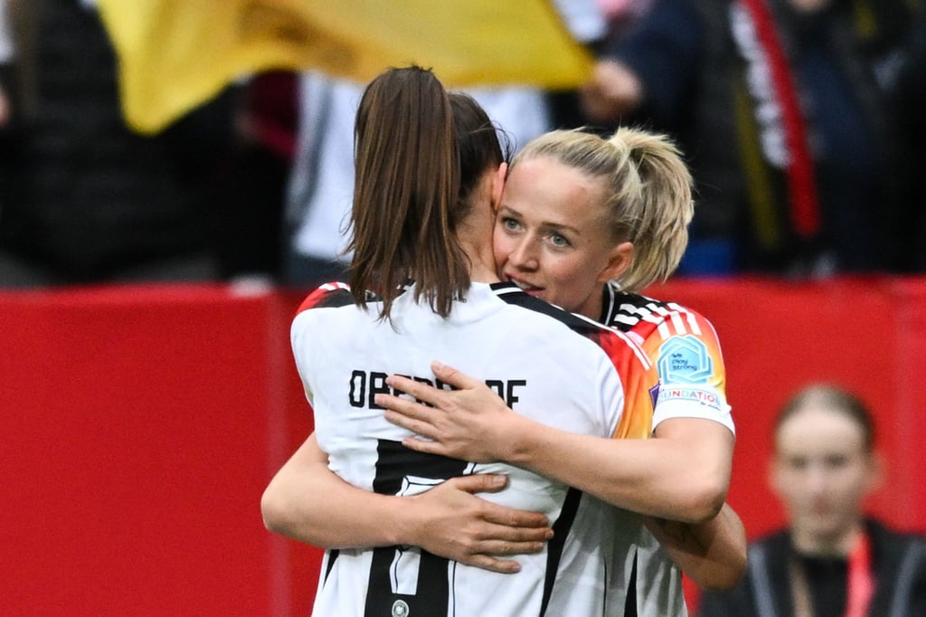 Lea Schüller (r) und Lena Oberdorf freuen sich auf die Olympischen Spiele in Paris.