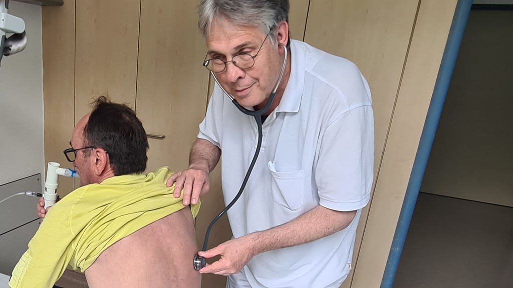 Lungenspezialist Dr. André Hofmann untersucht seinen Patienten Michael Witte.