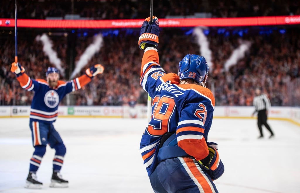 Leon Draisaitl (r) von den Edmonton Oilers feiert den Sieg gegen die Dallas Stars.