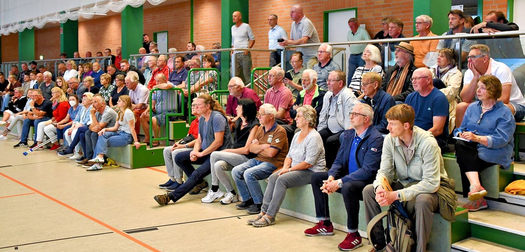 Zur Inforveranstaltung der Stadtwerke Havelberg zum Energiepark sind Mittwochabend viele Interessierte in die Sporthalle gekommen.