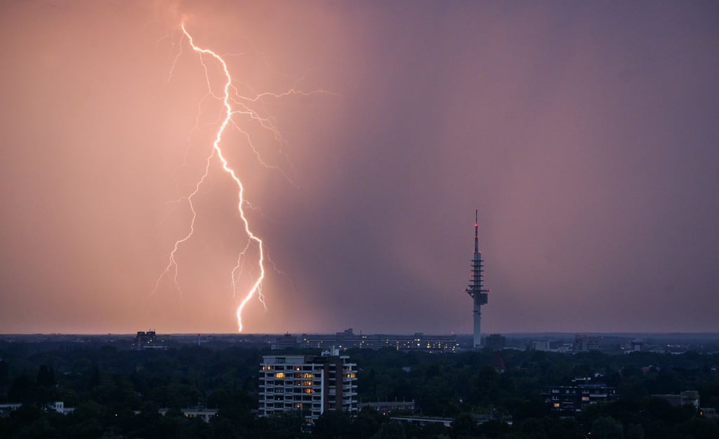 Ein Blitz entlädt sich während eines Gewitters über Hannover.