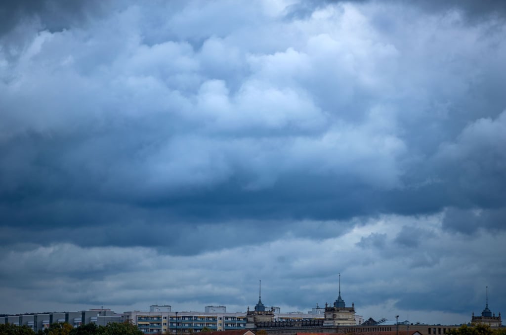Dunkle Wolken ziehen über die Dresdner Neustadt.