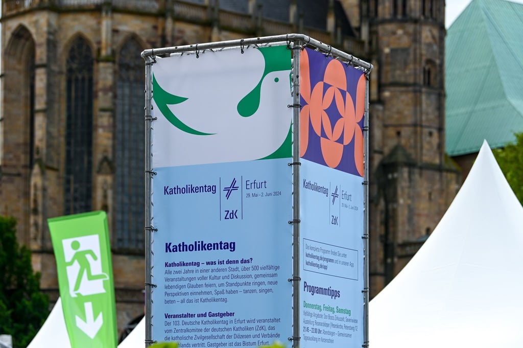 Eine große Informationssäule steht auf dem Domplatz.