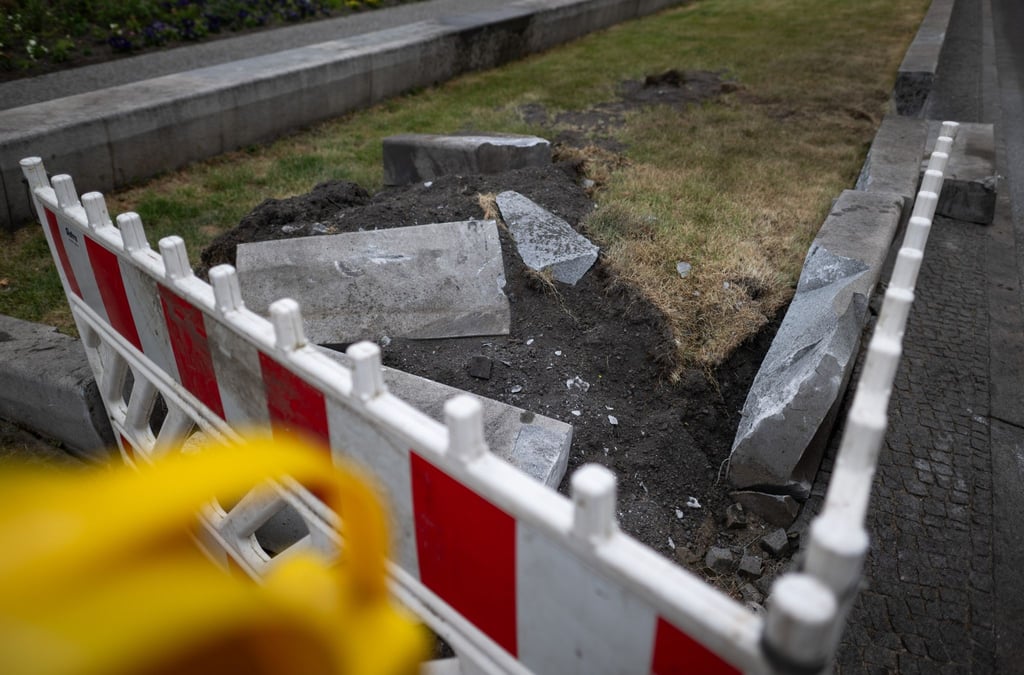 Die Unfallstelle auf der Tauentzienstraße, an der in der Nacht von Dienstag auf Mittwoch ein Auto gegen eine Betonmauer gefahren ist.