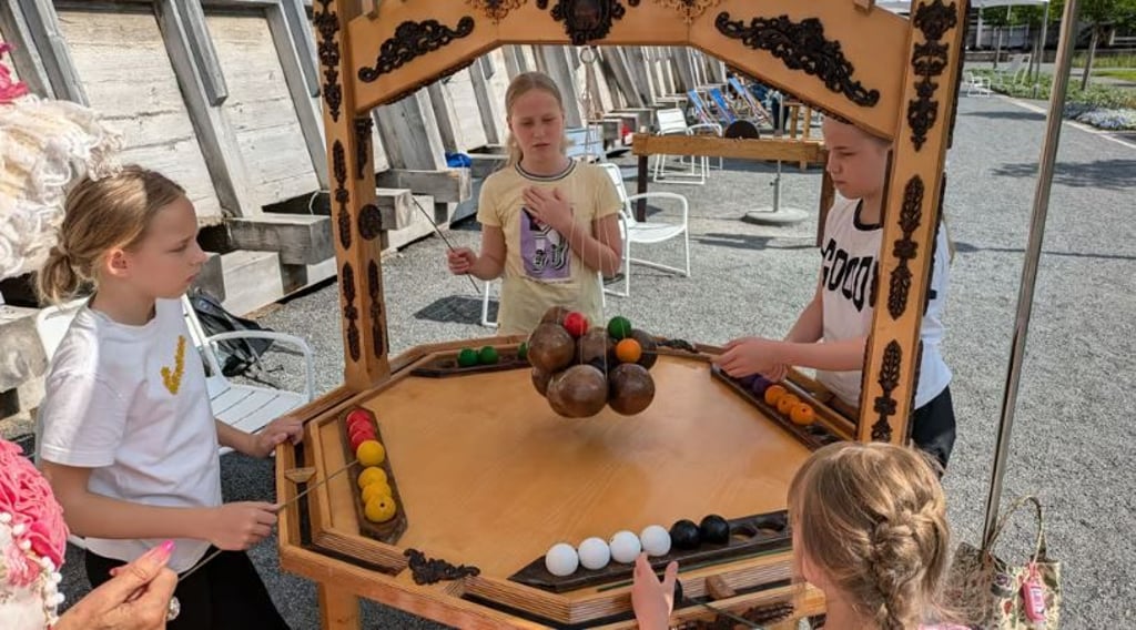 Unsere Testerinnen auf der historischen Spielstraße: Die bunten Kugeln dürfen nicht runterfallen!