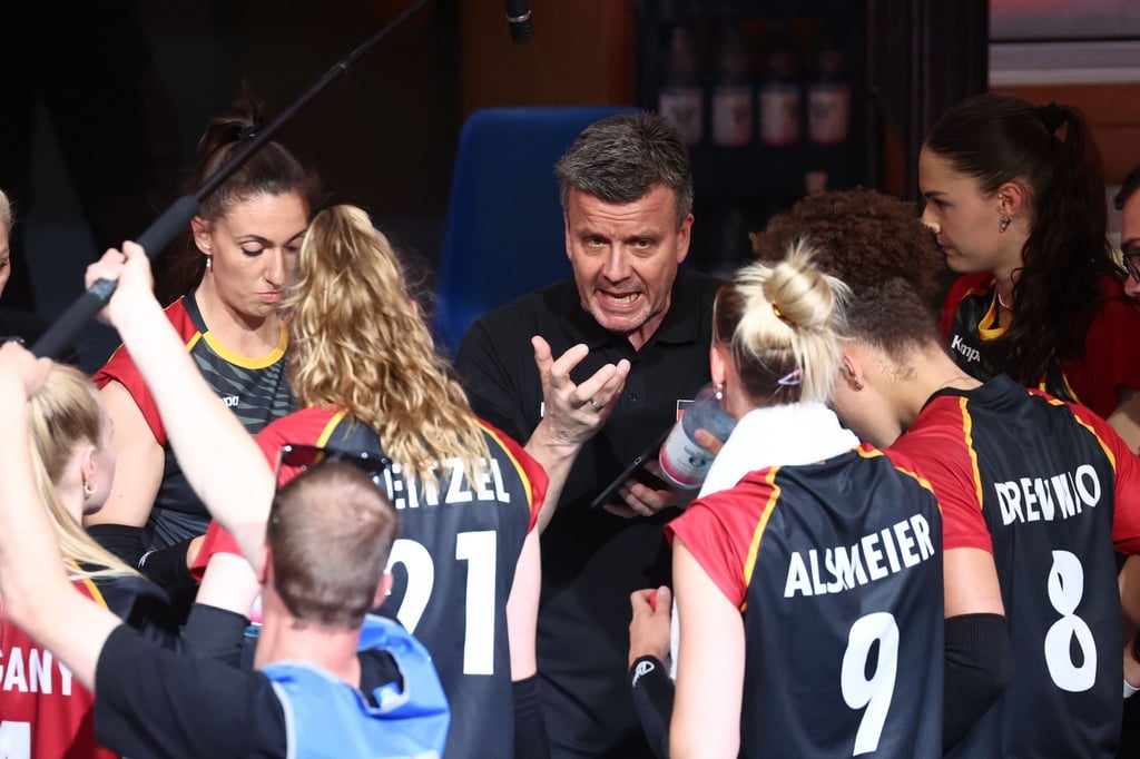 Bundestrainer Alexander Waibl musste mit seinen Volleyballerinnen eine Niederlage hinnehmen.