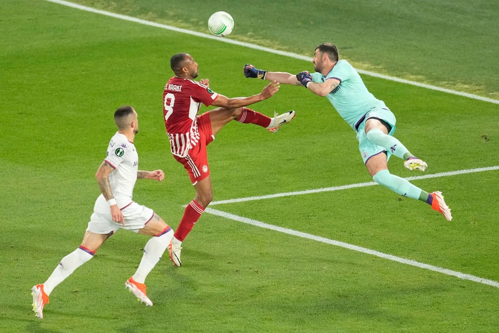 Ayoub El Kaabi (M), der allein im Halbfinale gegen Aston Villa fünf Tore erzielt hatte, sorgte auch gegen Florenz für den Siegtreffer.