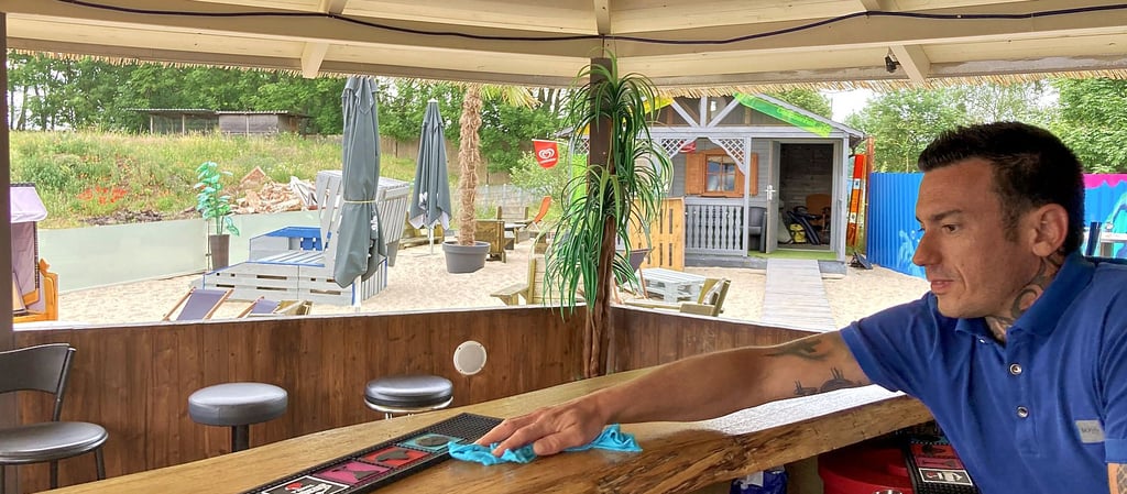 Benjamin Böhme betreibt am alten Kohlehafen in Burg die Hafenbar „Anker".