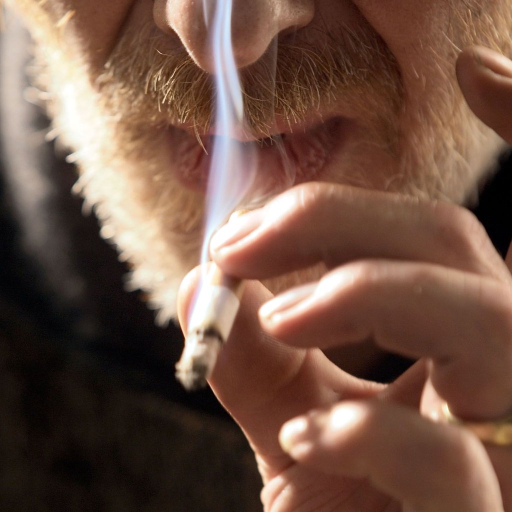 Rauchen ist riskant: Regelmäßiger Tabakkonsum erhöht die Wahrscheinlichkeit, an Krebs zu erkranken