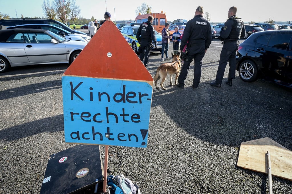 Ein Protestschild mit der Aufschrift "Kinderrechte achten!".