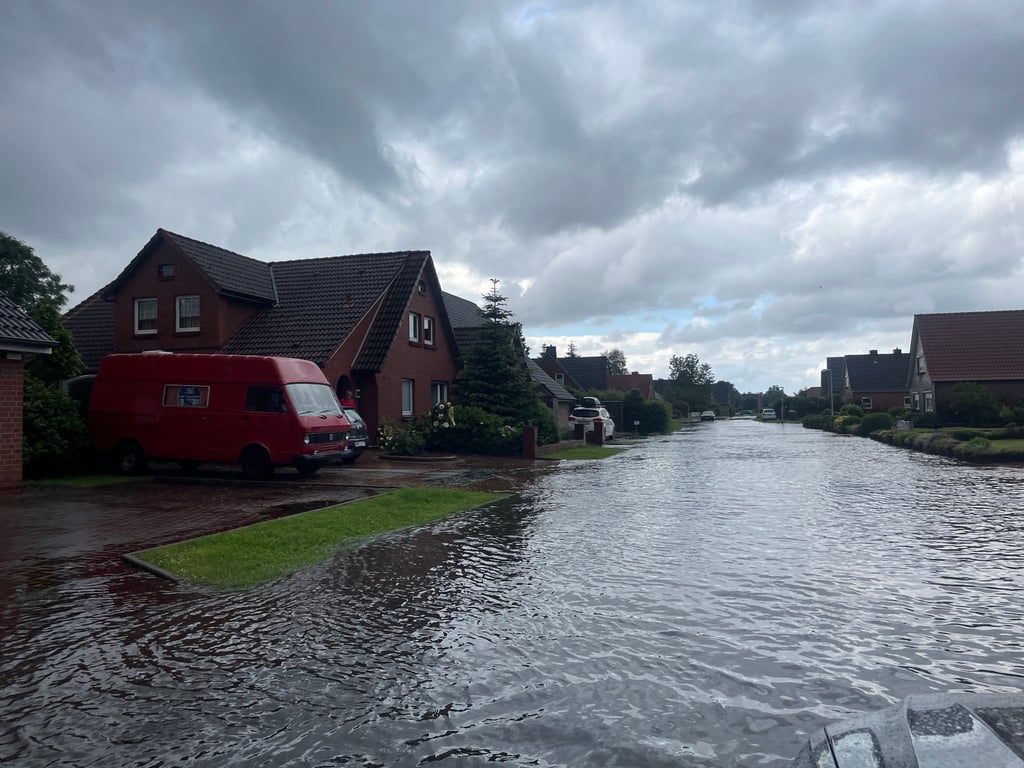 Eine nach Strakregen überflutete Straße in der Stadt Norden.