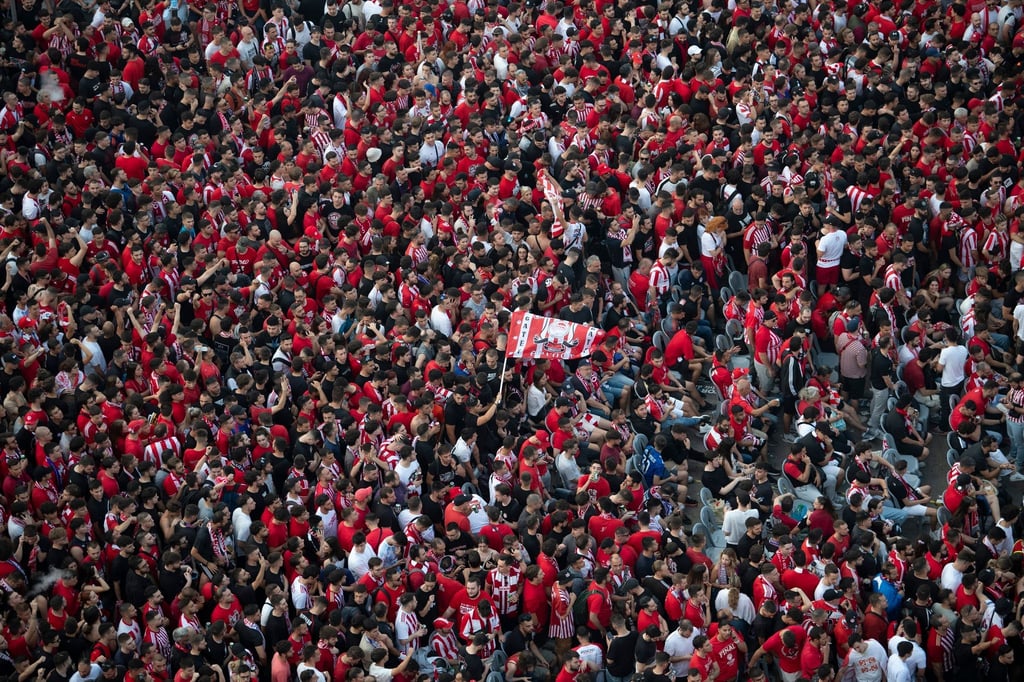 Ein rot-weißes Meer: Tausende Fans machten Party in Piräus.