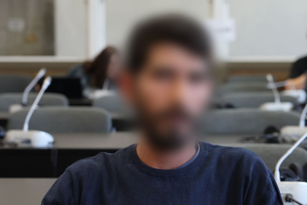 Der Angeklagte sitzt kurz vor Beginn der Verhandlung in einem Gerichtssaal des Strafjustizgebäudes in Hamburg.