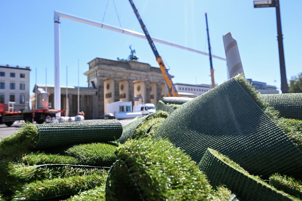 Kunstrasen liegt vor einem Fußballtor, das vor dem Brandenburger Tor aufgebaut wurde.