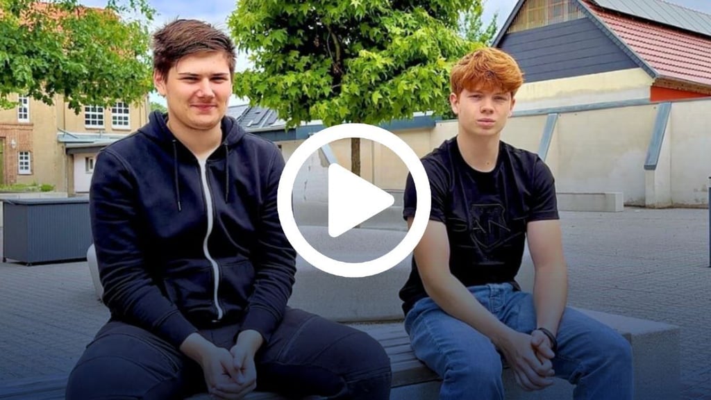 Elias Glöckner und Sandro Schwarzer (v. l.) sind 16 Jahre alt und dürfen in diesem Jahr erstmals ihre Stimme bei der Europawahl abgeben – wenn sie das wollen. 