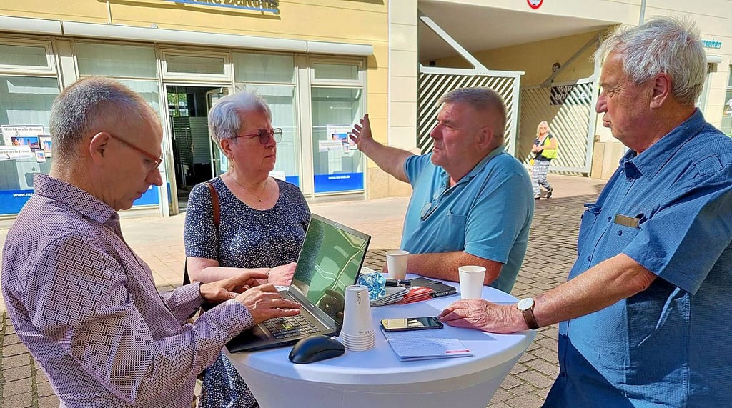 Giesela Nicht, Ronald Maaß und Frank Ressel (v.li.) von den Linken beantworten Fragen beim MZ-Speeddating, auch von Wolfram Schlaikier.