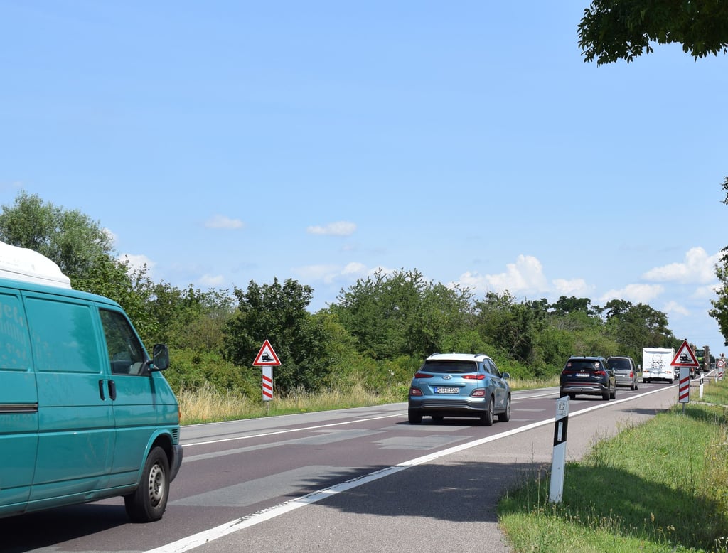 Auf der Bundesstraße 1 wird eine neue Baustelle eingerichtet. Nun startet die Sanierung der Hauptverkehrsachse in Heyrothsberge.