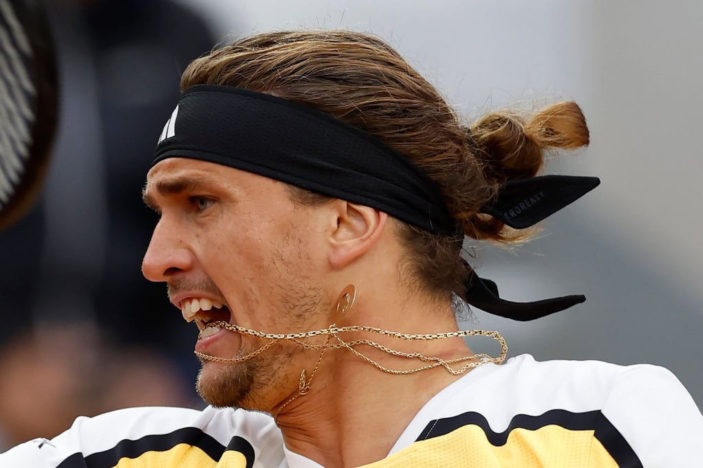 Alexander Zverev spielte in seinem Match gegen David Goffin einige Ballwechsel mit einer Goldkette im Mund.