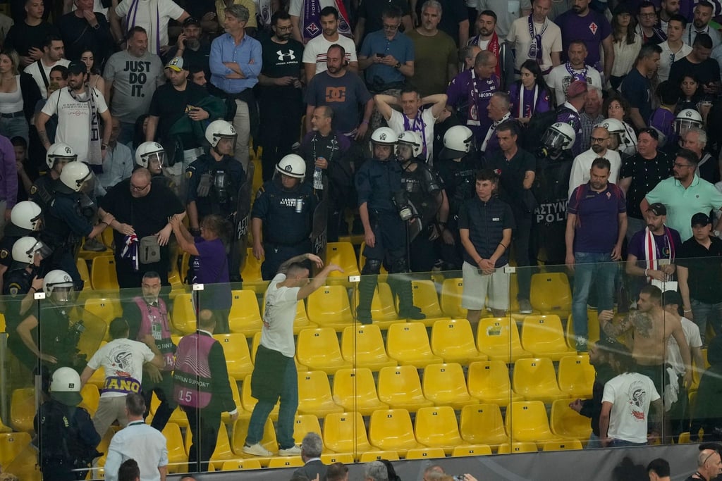 Kurz vor Ende der ersten Halbzeit kam es im Stadion zu Auseinandersetzungen zwischen Anhängern von Piräus und Florenz.