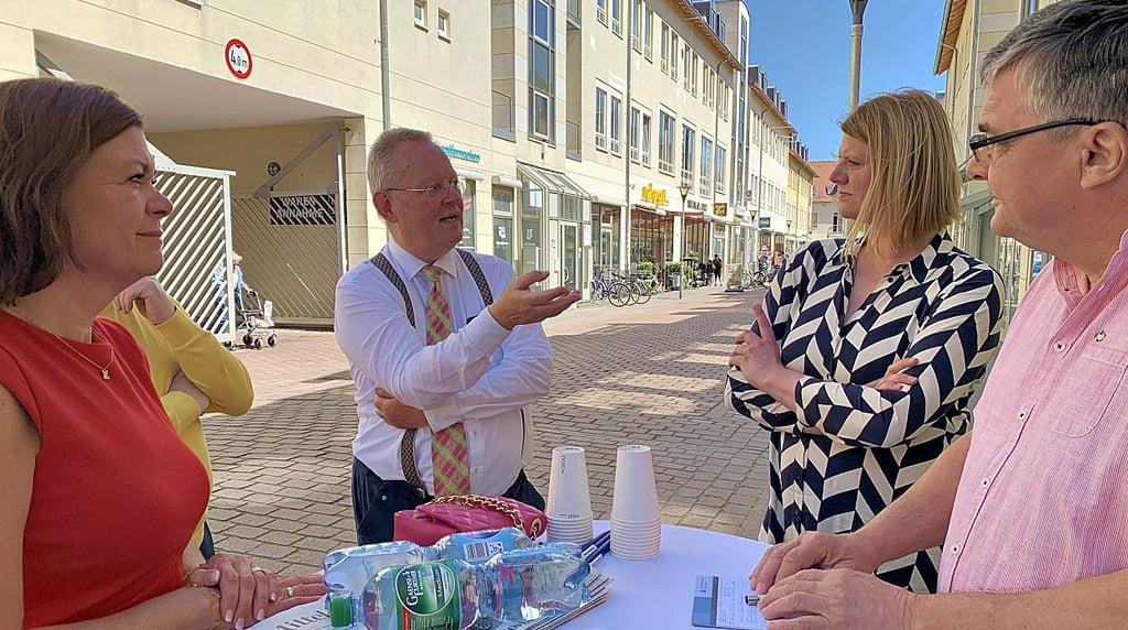 Melanie Winkler, Georg Heeg und Konstanze Führer (v. li.) sprechen mit MZ-Redakteur Karl Ebert vor der Lokalredaktion in Köthen.