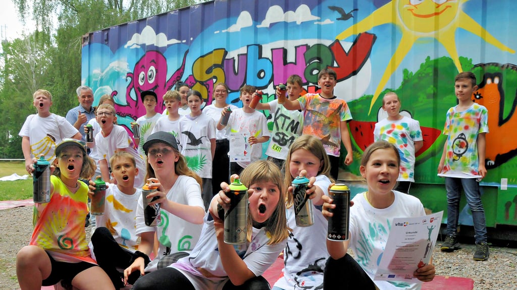 Mädchen und Jungen der Grundschule Flechtingen und der Sekundarschule Calvörde haben die Farbsprühdosen für sich entdeckt. Gemeinam mit Künstlern und Pädagogen gestalten die Kinder auf dem Sportplatz in Klüden einen Container.