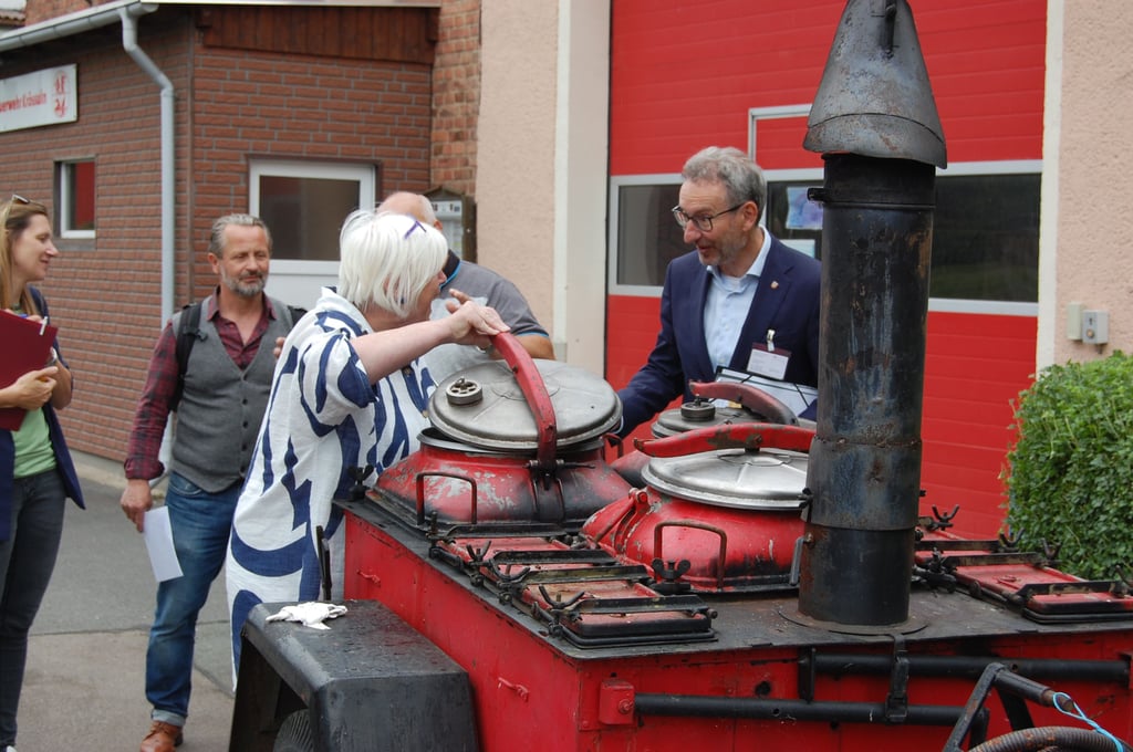 Ist da etwa noch „Feuerwehrsoße“ drin? Die Jurymitglieder Christine Krößmann und Thomas Böhm werfen einen Blick in die Gulaschkanone.