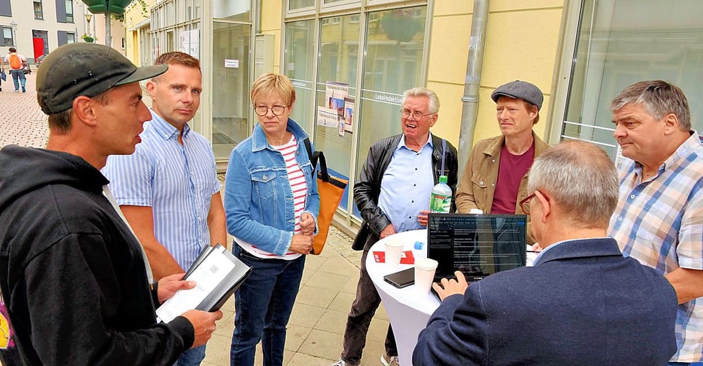 Andreas Thiele vom Verein „Straight Outta Keethen“ beim Speeddating vor der MZ-Redaktion mit Kandidaten der SPD zur Stadtratswahl in Köthen.