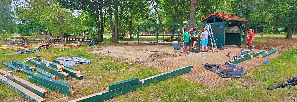 Fleißige Helfer bauten den Pavillon im Wildpark Weißewarte ab, er soll dem Dorf erhalten bleiben.