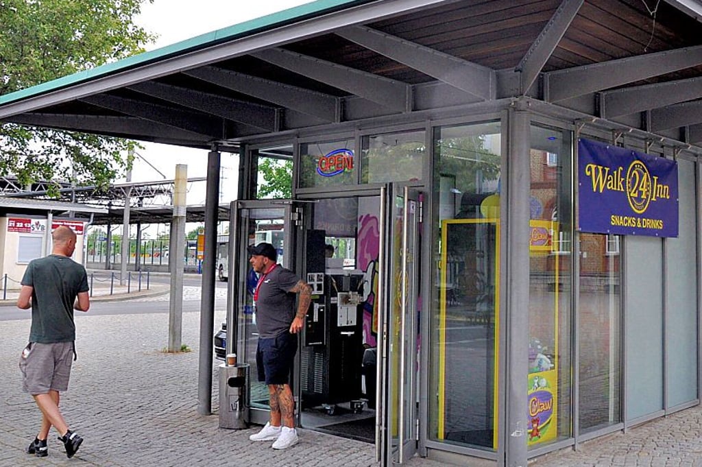 Der 24-Stunden-Kiosk am Hauptbahnhof in Stendal feiert am 1. Juni 2024 mit einer großzügigen Aktion seinen ersten Geburtstag: Ein Tag kostenlose Pommes für die Besucher.
