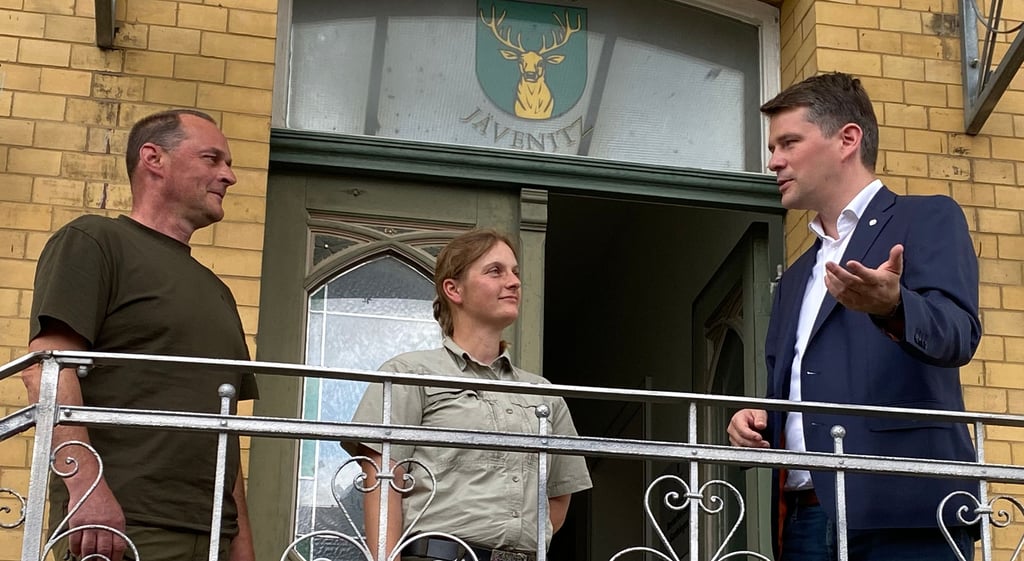 Gunnar Schöndube (Forstbetriebsgemeinschaft Lüderitzer Heide), Revierförsterin Britta Homm und Marcus Faber (MdB) im Gespräch.Foto: Stefanie Herrmann