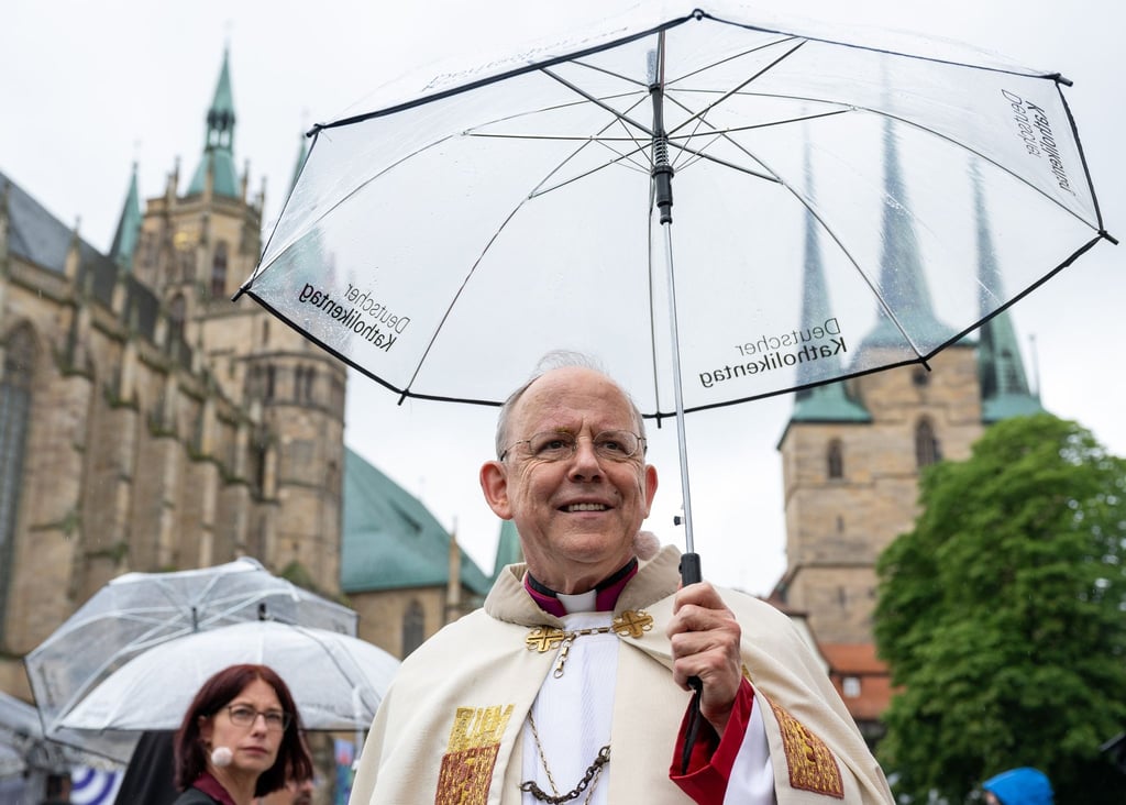 Ulrich Neymeyr, Bischof von Erfurt, steht vor dem Fronleichnams-Gottesdienst zum 103. Deutschen Katholikentag auf dem Domplatz Erfurt.
