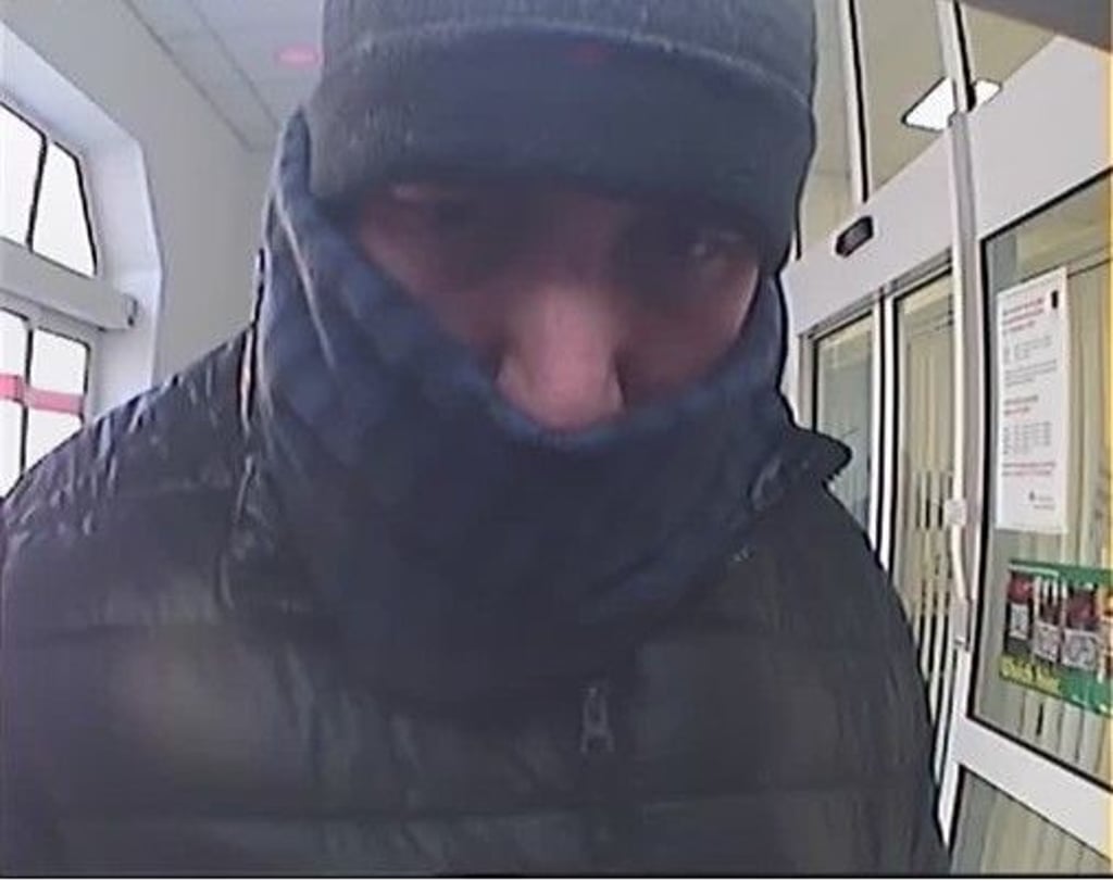 Dieser Mann hat laut Polizei einen 88 Jahre alten Mann aus Köthen um Geld betrogen.