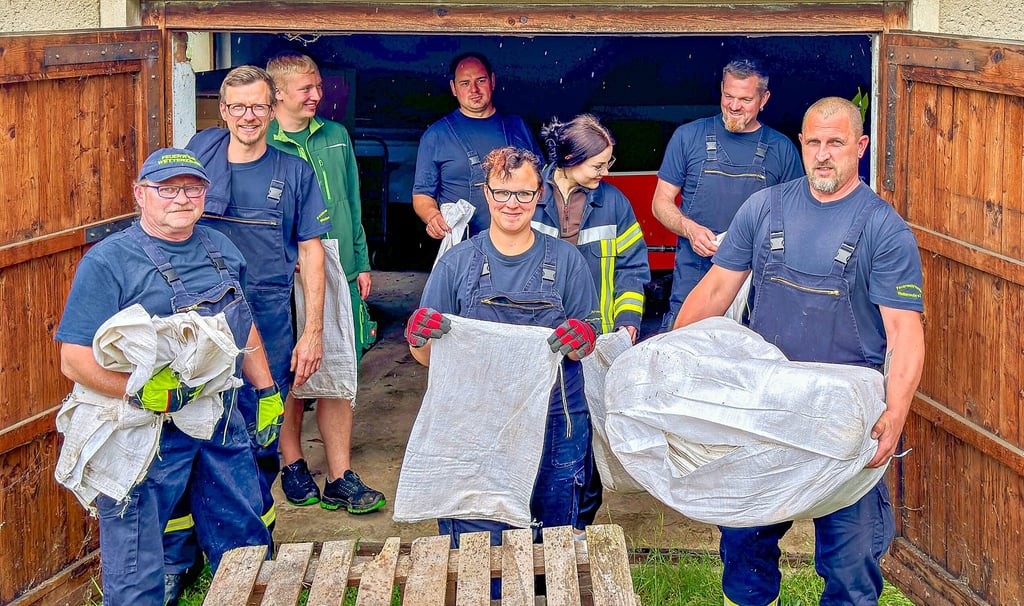 Sorgt der Extrem-Regen für Hochwasser an der Weißen Elster? Einsatzkräfte der Freiwilligen Feuerwehr Wetterzeube haben am Donnerstag bereits begonnen, Sandsäcke zu füllen. Zunächst mussten sie aber zum Sandlager transportiert werden.