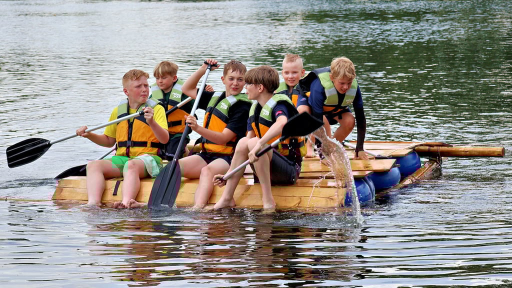 Beim Projekttag „Leinen los“ bauten mehrere Gruppen in Klietz jeweils ein Floß. So wie das Jungs-Team erprobten alle ihre Flöße auf dem See.