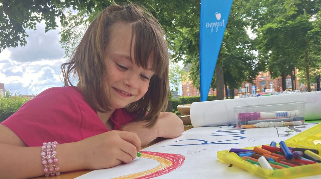 Kinder wie die siebenjährige Marlene haben in den vergangenen Tagen fleißig am längsten Bild von Burg gearbeitet.