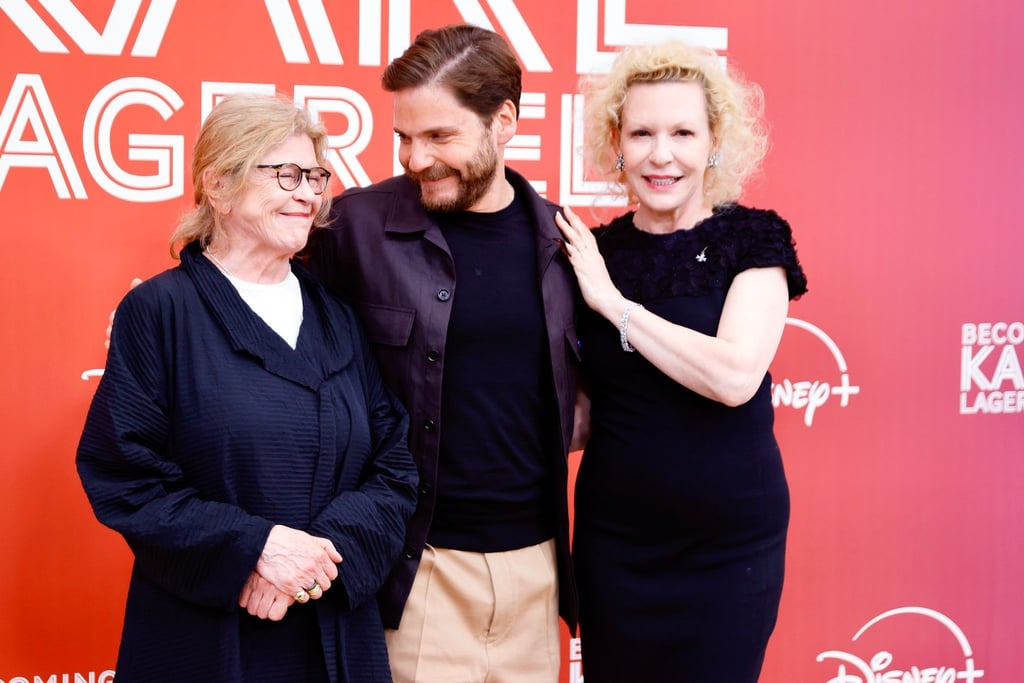 Die Schauspieler Lisa Kreuzer (l-r), Daniel Brühl, und Sunnyi Melles kommen zur Deutschlandpremiere der Serie „Becoming Karl Lagerfeld“ im Kino Zoo Palast.