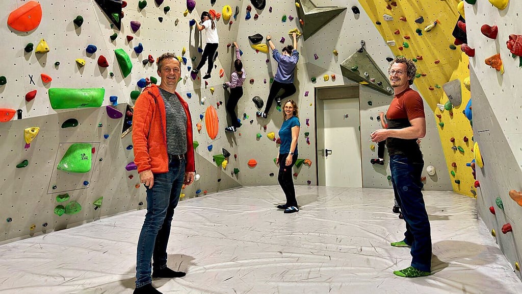 Hoch hinaus: Die Bad Schmiedeberger Boulderhalle wird nun offiziell eröffnet. Initiator Thomas Gutzmer (l.) ist sichtlich zufrieden.