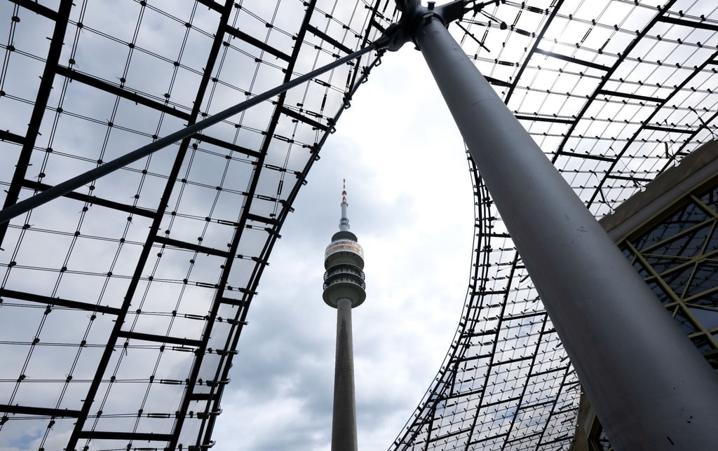 Ab dem 1. Juni wird der Olympiaturm wegen Sanierungsarbeiten für voraussichtlich zwei Jahre geschlossen. Geführte Touren über das Zeltdach des Olympiastadions gibt es weiterhin.