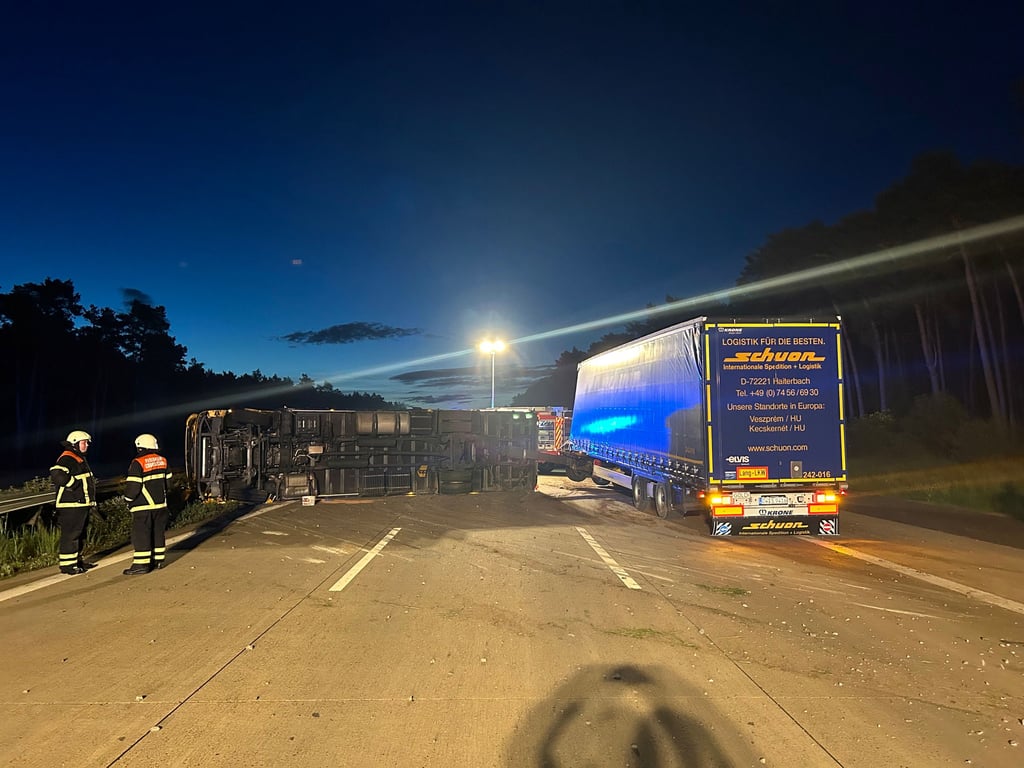 Ein Lkw ist auf der A9 nahe Köselitz umgekippt.