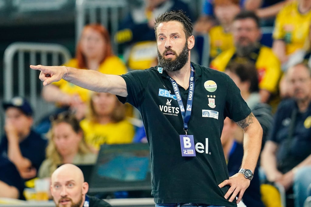 Magdeburgs Trainer Bennet Wiegert gestikuliert.