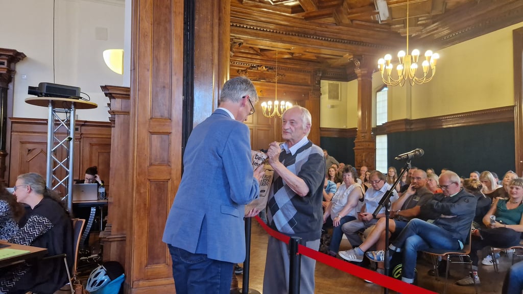 Peter Scharz übergibt Unterschriften