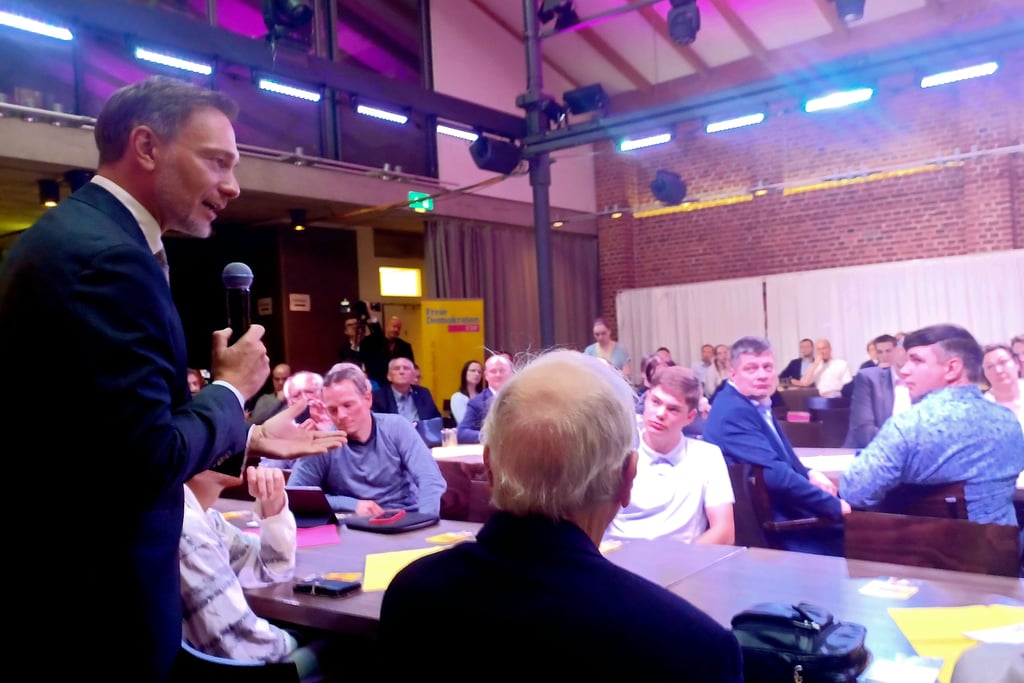 Christian Lindner (l.) beim Forum in Magdeburg,