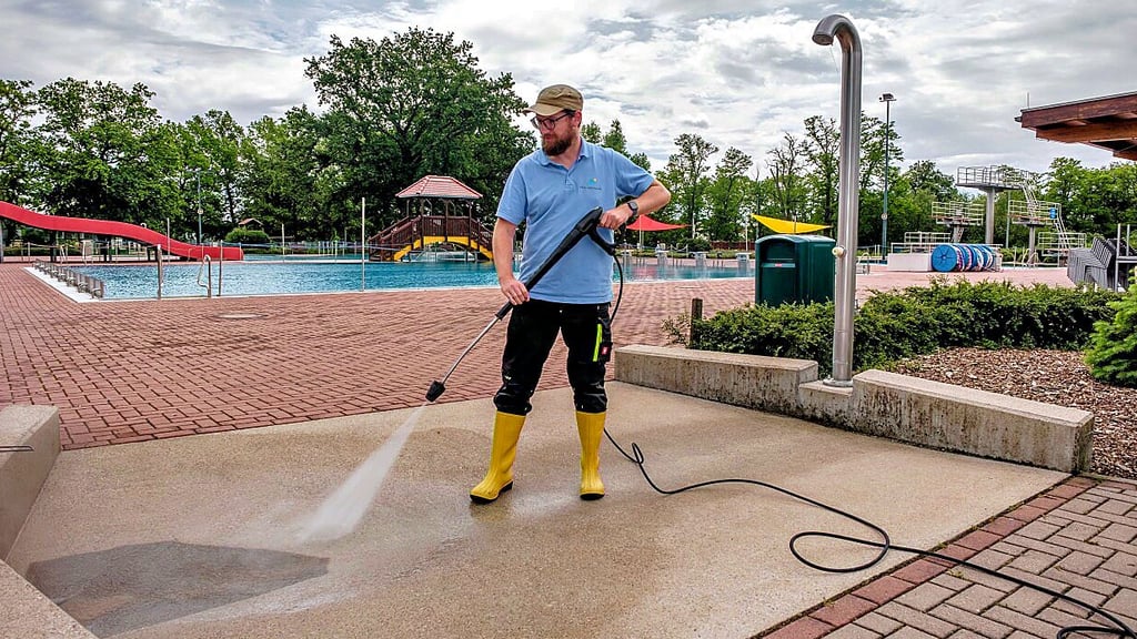Letzte Vorbereitungen werden getroffen: Clemens Barwitzki reinigt die Beckenrand-Duschen im Piesteritzer Freibad.