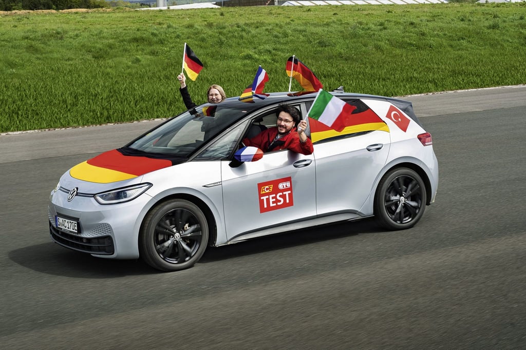Mancher Fußballfan möchte sein Auto für die EM dekorieren - ob diese Fanartikel auch sicher sind, haben ACE und GTÜ getestet.