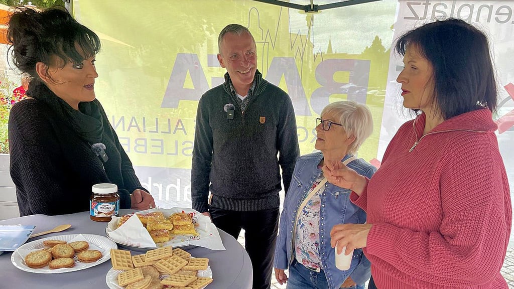 Beim Infostand am Hennebrunnen: die Bafa-Kandidaten Colette Rink (links) und Michael Blankenburg im Gespräch mit Bürgern.