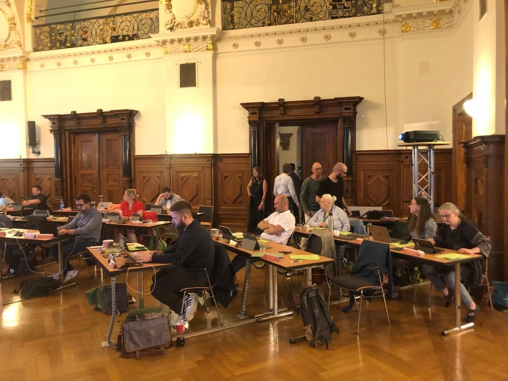 Einige Stadträte verlassen den Saal.