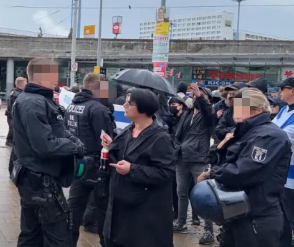 Dieses Standfoto aus einem Video zeigt die Linken-Politikerin Henriette Quade kurz nach dem Vorfall beim Disput mit einem Polizisten.