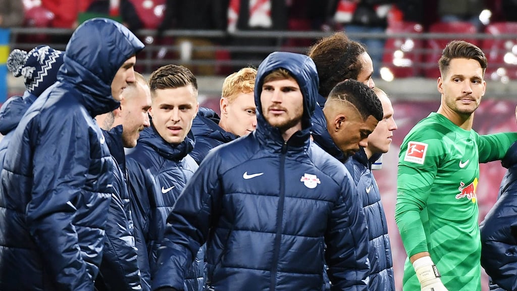 Timo Werner gehört dem Kader der Leipziger für die Saison 2024/25 nicht mehr an, auch Keeper Janis Blaswich (r.) soll noch abgegeben werden.