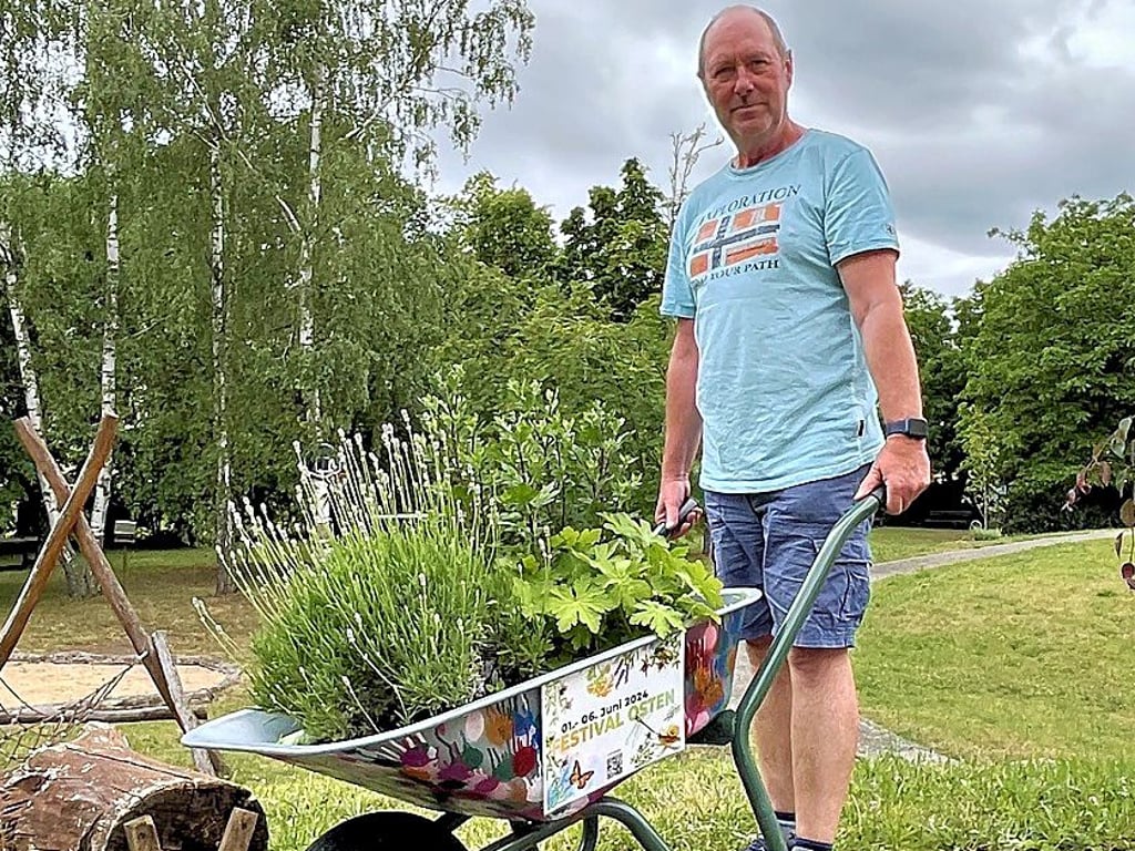 Benno Nordhausen rollt die mobilen Beete zum Festivalort.