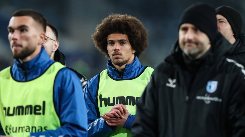 Jonah Fabisch (Mi.) und Emir Kuhinja gehören zu den jungen Talenten im FCM-Kader.